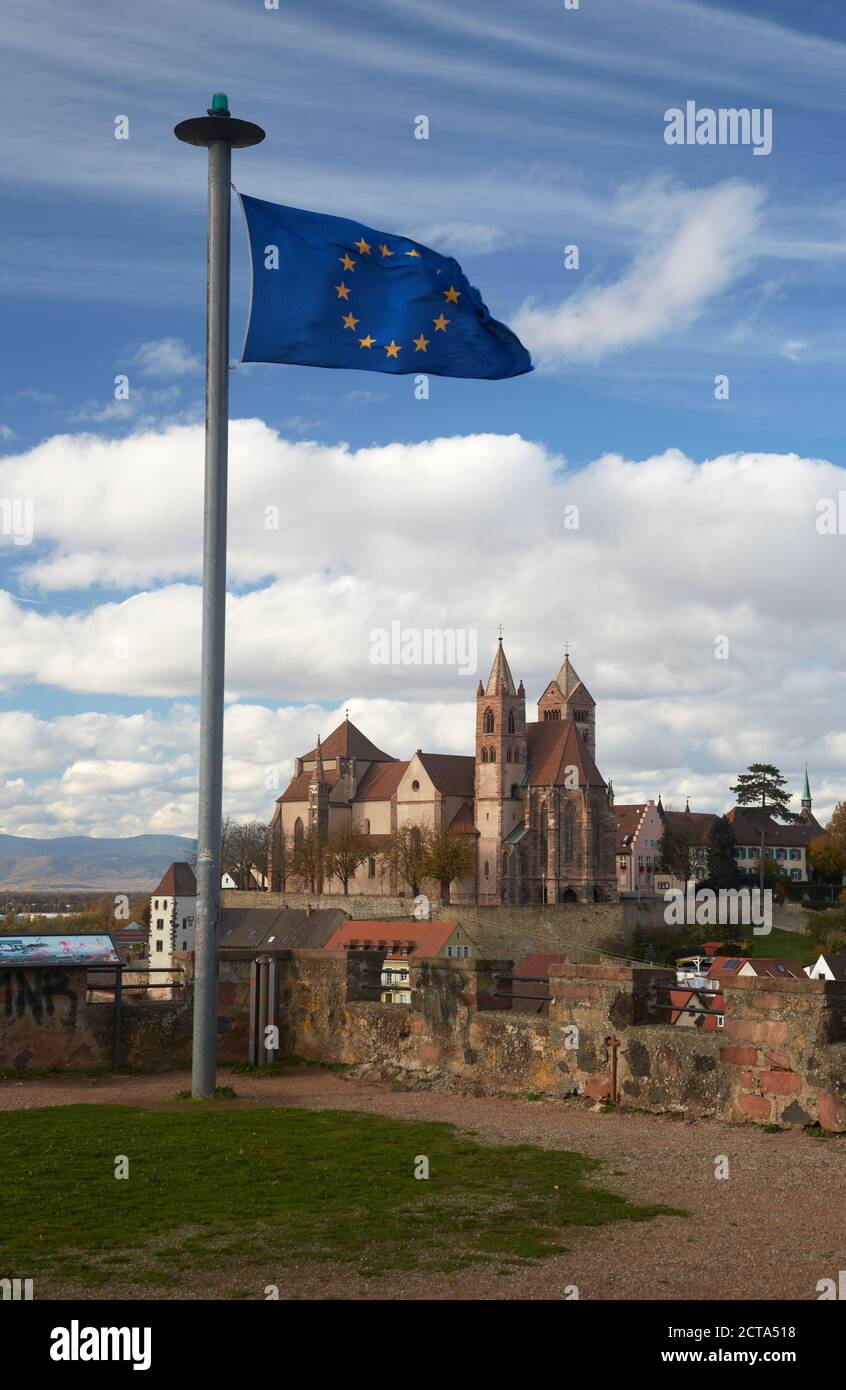 Allemagne, Bade-Wurtemberg, Breisach am Rhein, drapeau européen et la vue à Breisach Minster Banque D'Images