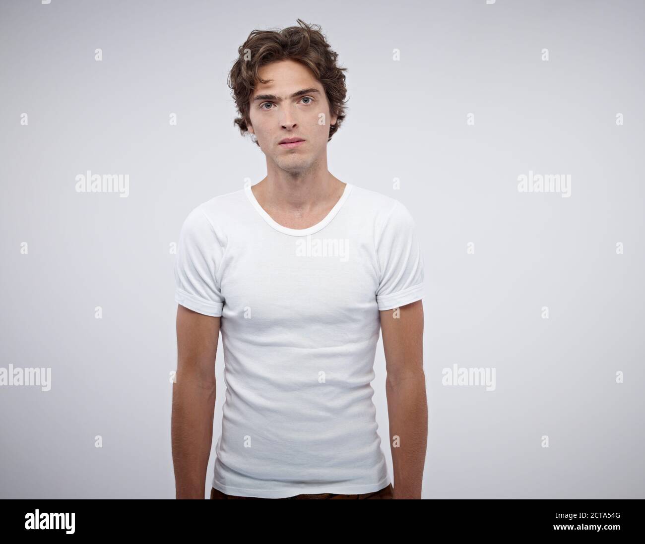 Portrait d'homme portant à la graves blanc t-hirt in front of white background Banque D'Images