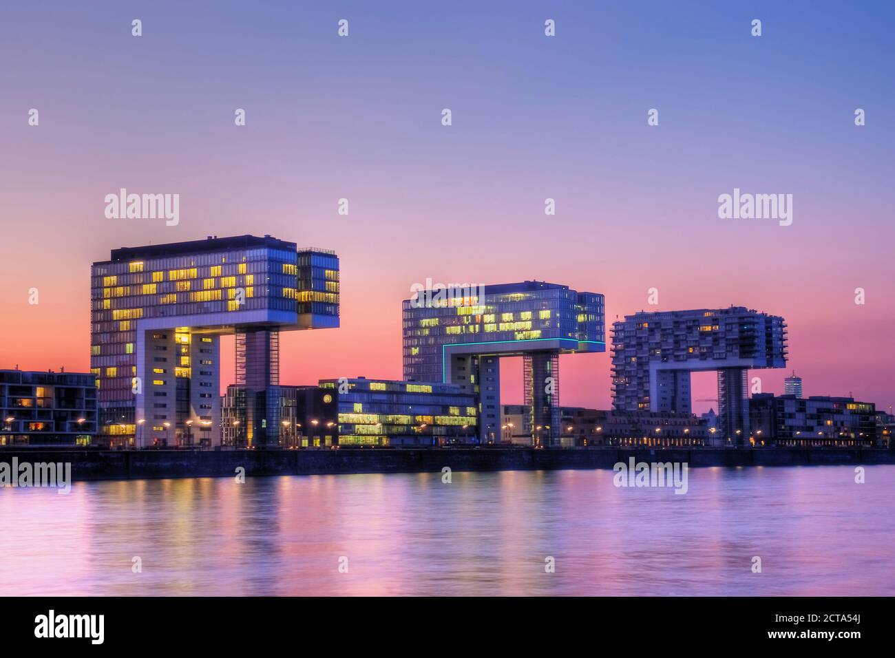 Allemagne, Hambourg, Cologne, Maisons Grue à Rheinau Harbour au crépuscule Banque D'Images