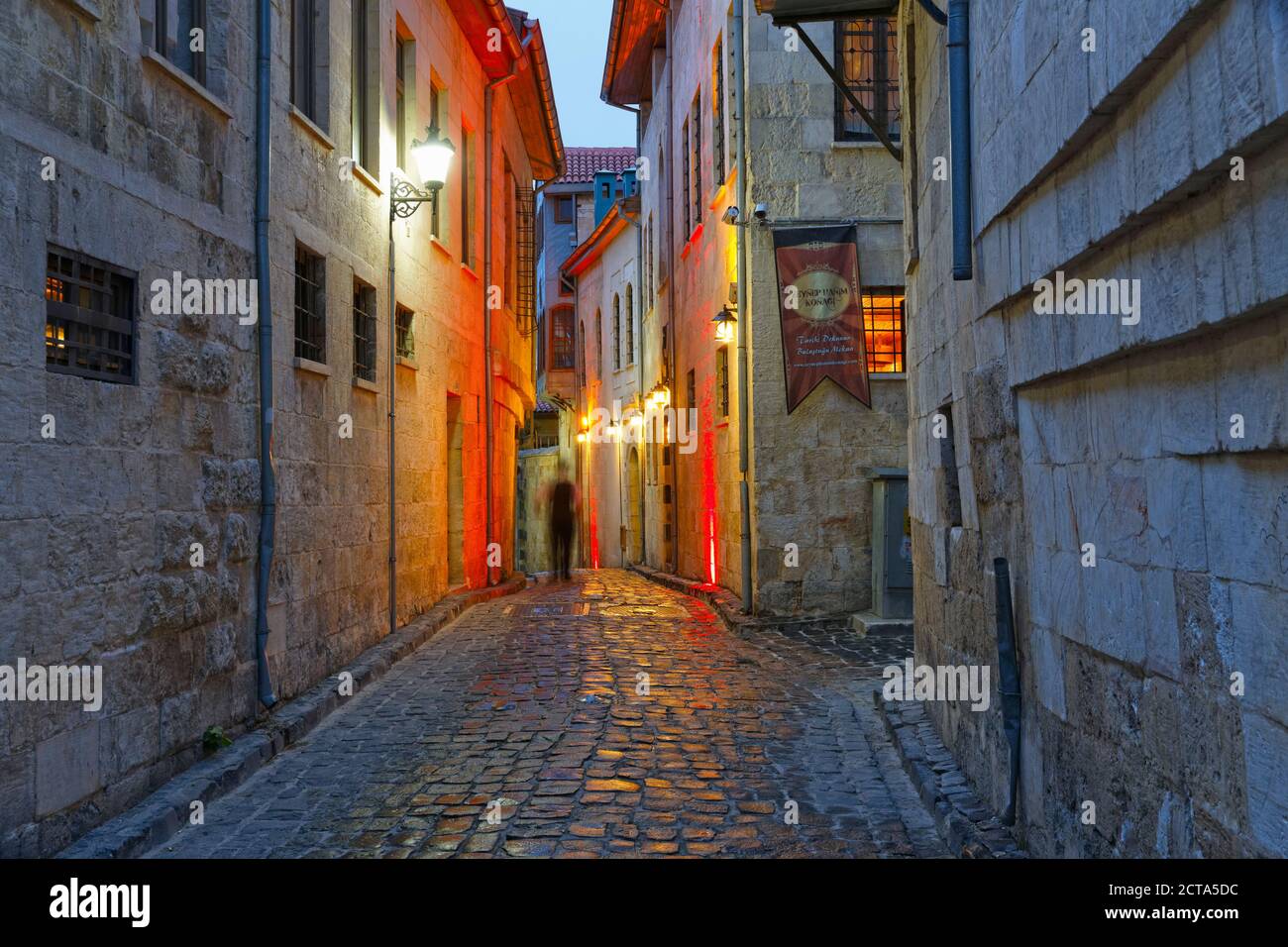 La Turquie, Gaziantep, ruelle de la vieille ville en soirée Banque D'Images