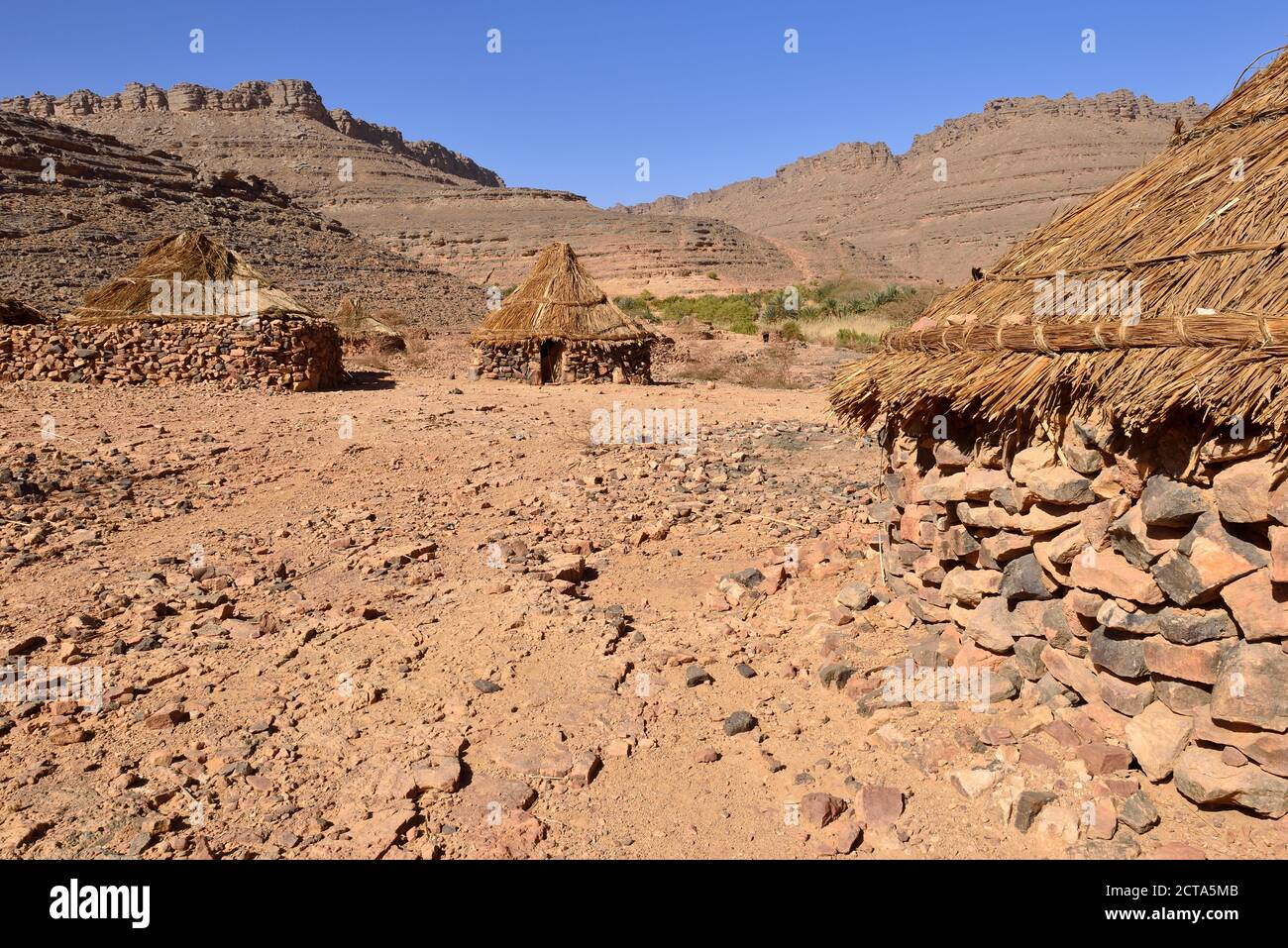 L'Algérie, le Tassili N'Ajjer National Park, à Idaran zeriba traditionnelle touareg, village de Idaran Canyon Banque D'Images