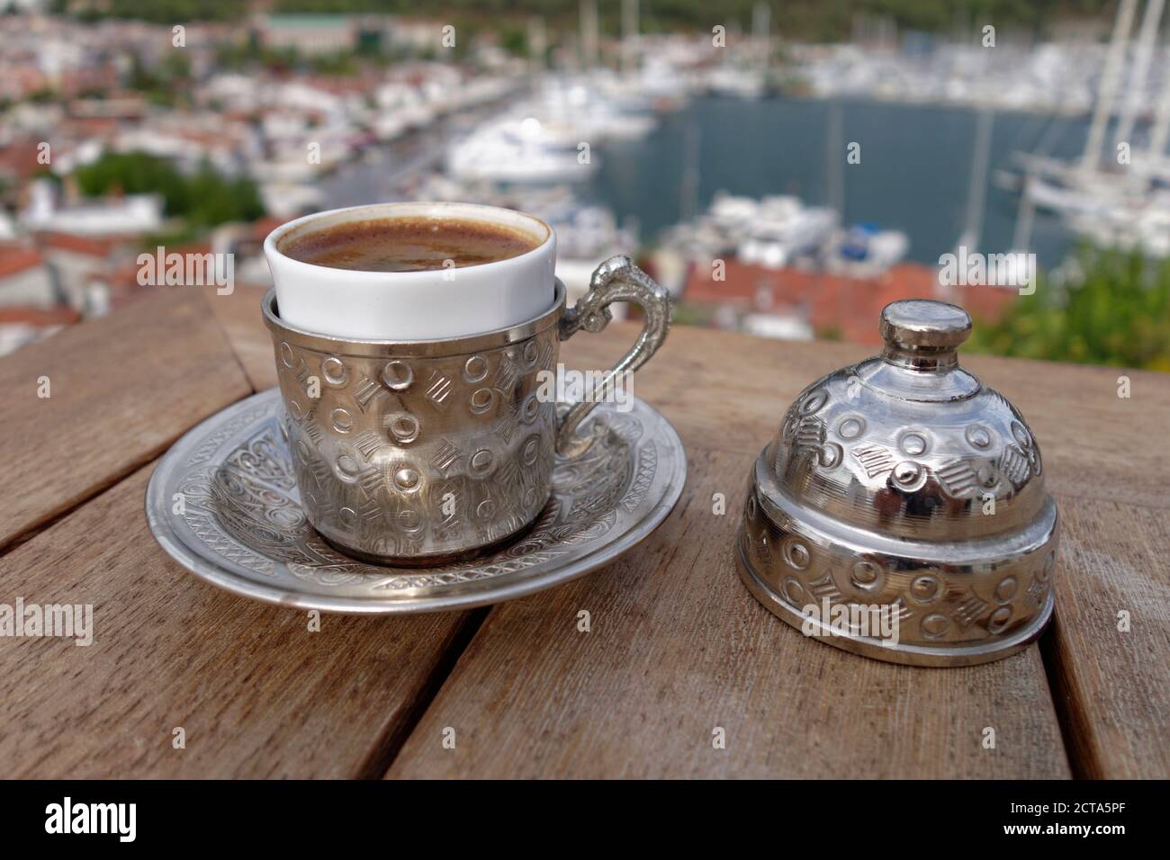 Service à café argenté avec tasse à café turc
