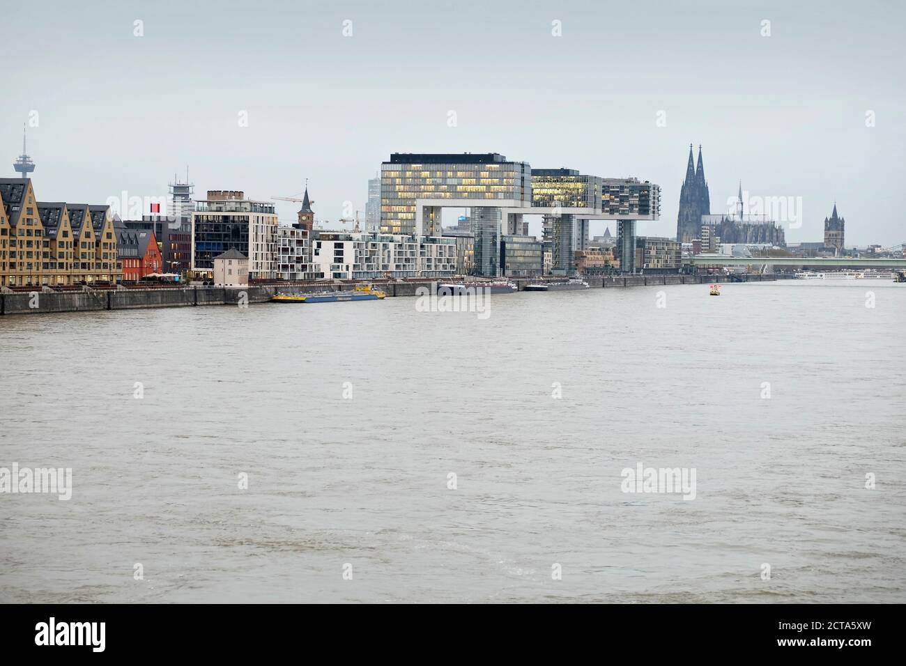 Allemagne, Cologne, port du Rhin avec maisons grue Banque D'Images