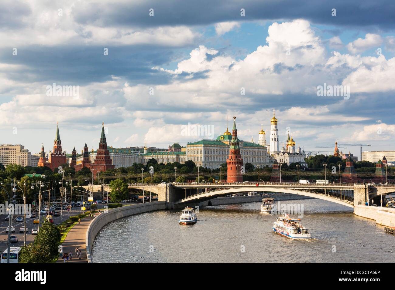 La Russie, Moscou, la rivière Moskva et mur du Kremlin avec tours Banque D'Images