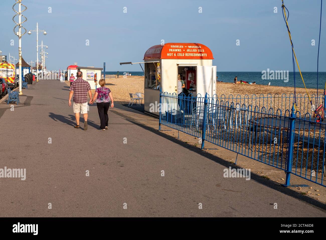 La promenade en bord de mer à Bognor Regis en fin d'été avec les touristes qui aiment le vélo et la marche. Banque D'Images