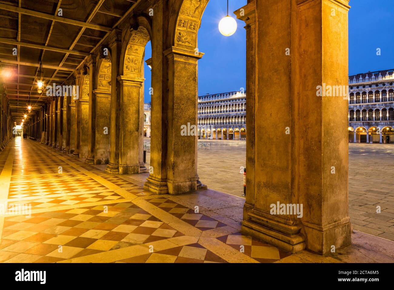L'Italie, Venise, Colonnade à St Mark's Square at night Banque D'Images