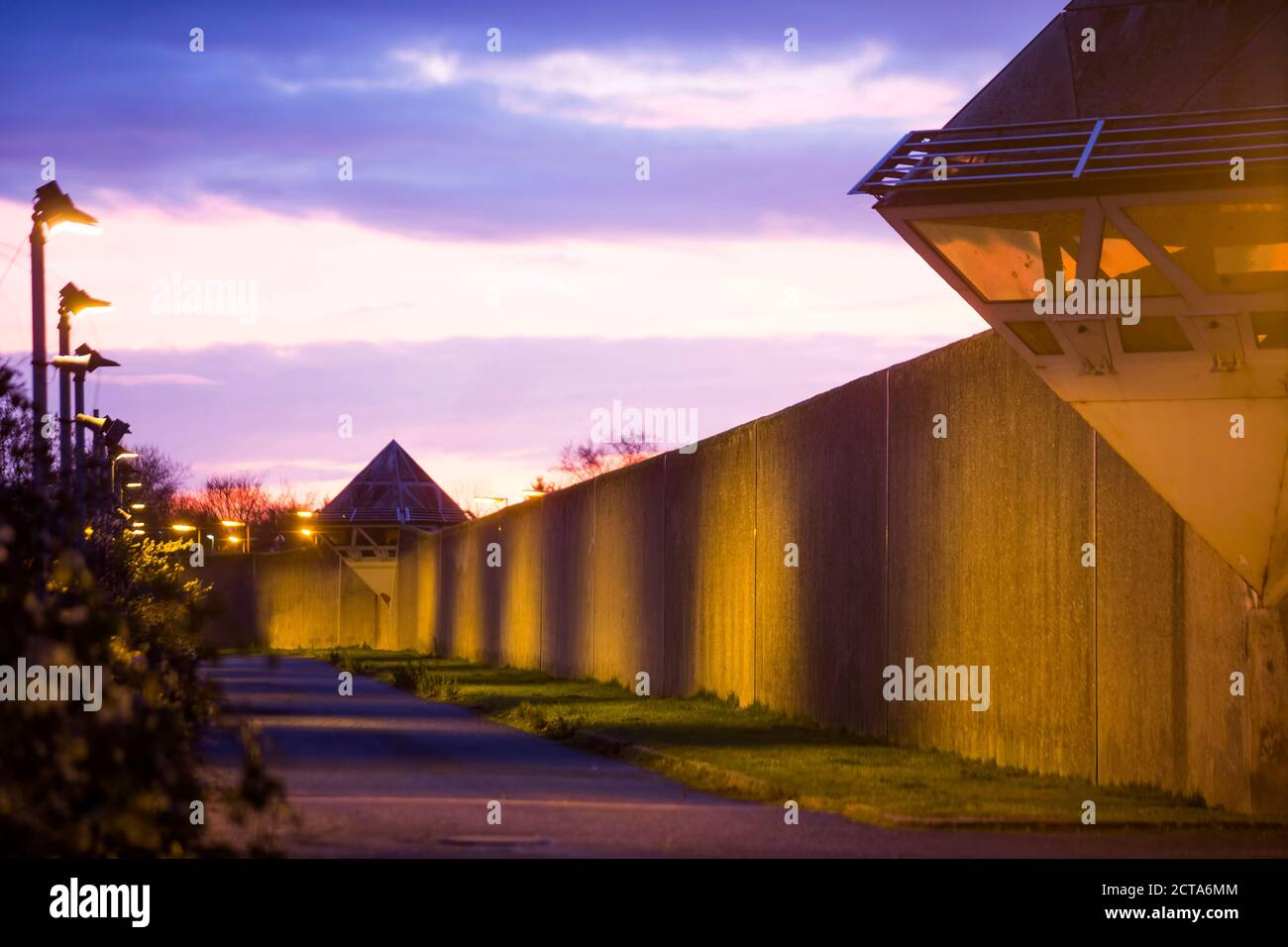 Allemagne, Hambourg, Cologne, Ossendorf, mur de la prison dans la soirée Banque D'Images