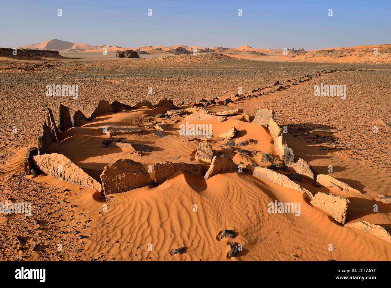 L'Algérie, Sahara, Tassili N'Ajjer, Tadrart Parc national de région, l'aile tombe du néolithique à l'Oued Djerane Banque D'Images