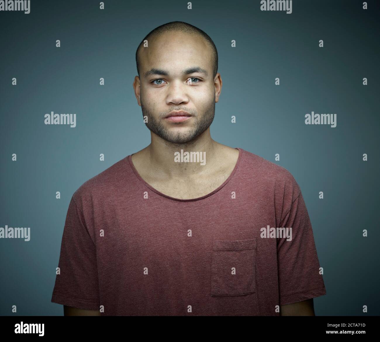 Portrait de jeune homme africain en face de fond gris foncé Banque D'Images