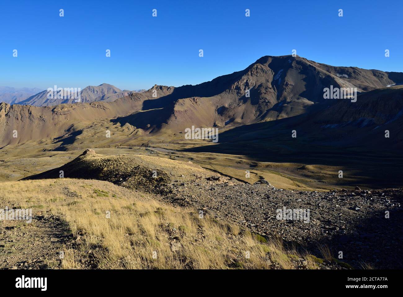 L'Iran, province de Mazandaran, montagnes Alborz, Takht-e Suleyman massif, vue sur la vallée de Hezarsham Lashgarak vers Banque D'Images