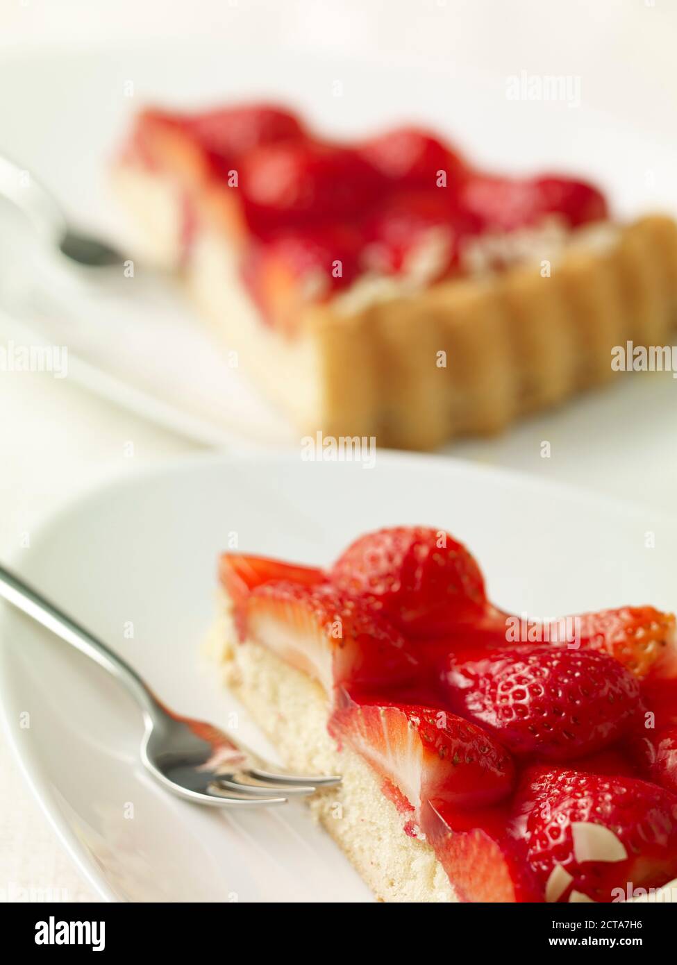 Deux morceaux de gâteau aux fraises sur la vaisselle Banque D'Images
