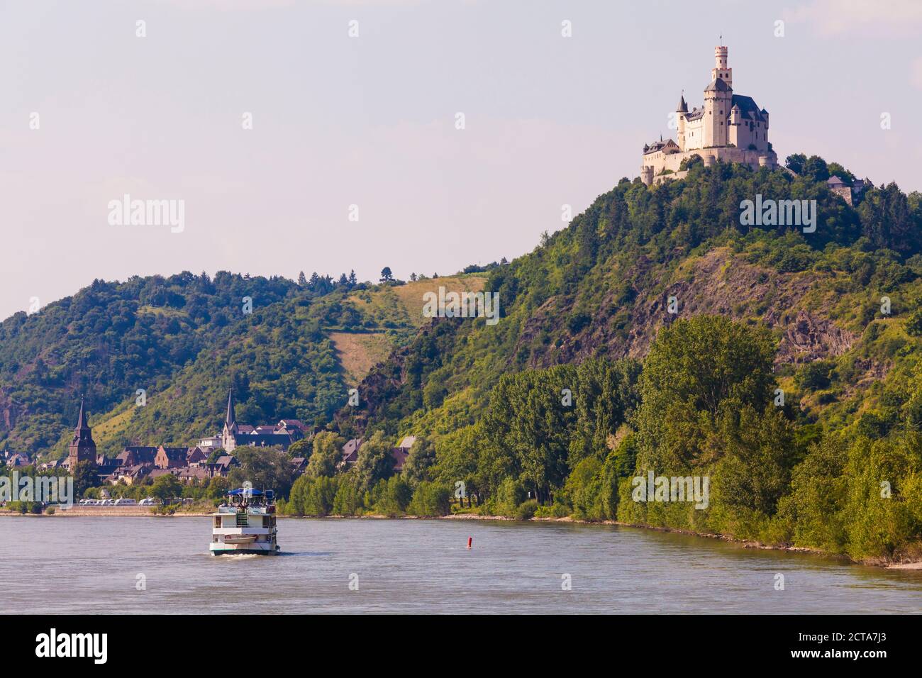 Allemagne, Rhénanie-Palatinat, Vallée du Haut-Rhin moyen, Lahnstein, Vue du château de Marksburg Rhin et bateau de tourisme Banque D'Images