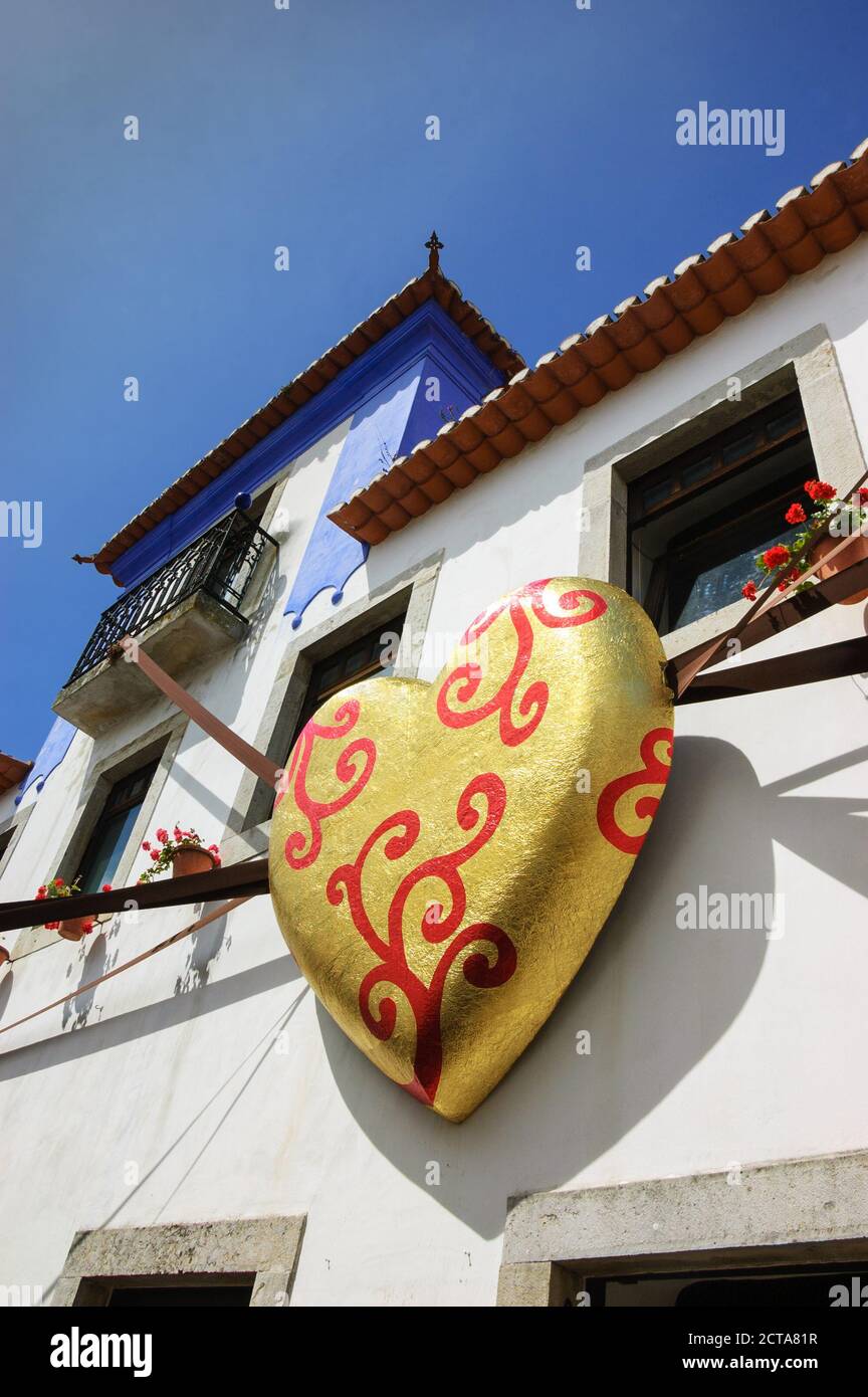 Maison portugaise typique décorée avec coeur de chocolat dans un emballage doré lors du 13ème Festival international du chocolat dans la ville médiévale d'Obidos. Banque D'Images Maison portugaise typique décorée avec coeur de chocolat dans un emballage doré lors du 13ème Festival international du chocolat dans la ville médiévale d'Obidos. Banque D'Images