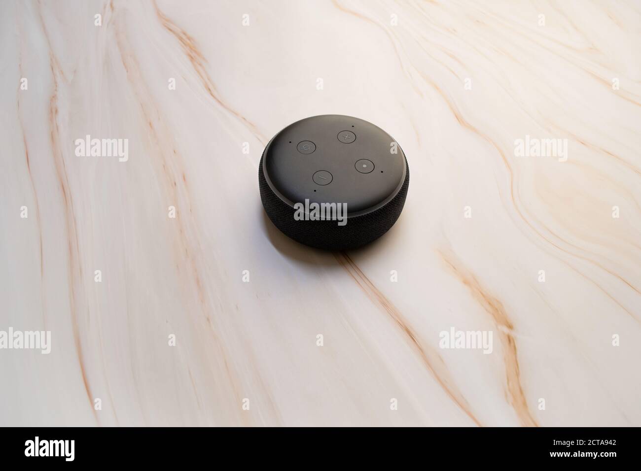LONDRES, ROYAUME-UNI - SEPTEMBRE 20 2020 : gros plan d'un Amazon Echo Dot, l'assistant-orateur virtuel, avec un arrière-plan moderne et coûteux en marbre. Banque D'Images