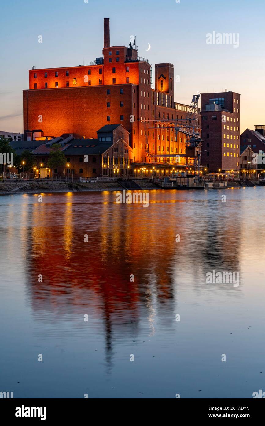 Le port intérieur, à Duisburg, bâtiment Werhahn-Mühle à droite, NRW, Allemagne, Banque D'Images