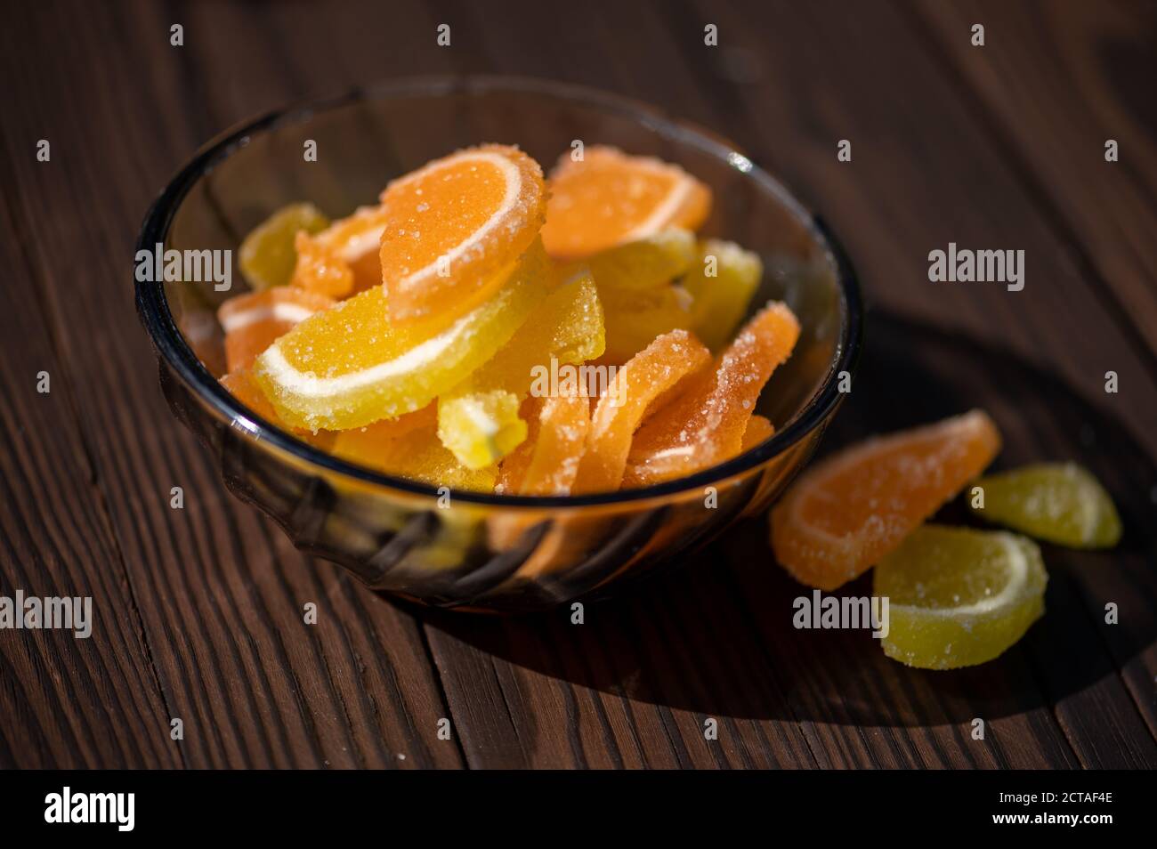 Marmelade de tranches de citron dans un vase en verre sur une table en bois au soleil, gros plan, foyer sélectif Banque D'Images