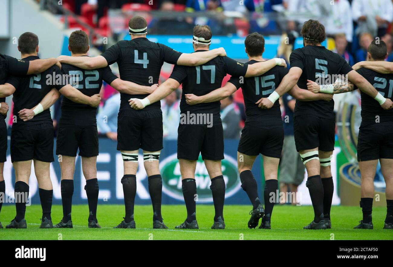 TOUS LES NOIRS S'ALIGNENT POUR L'HYMNE NATIONAL Nouvelle-Zélande contre l'Argentine coupe du monde de rugby 2015 image crédit : © MARK PAIN / ALAMY Banque D'Images
