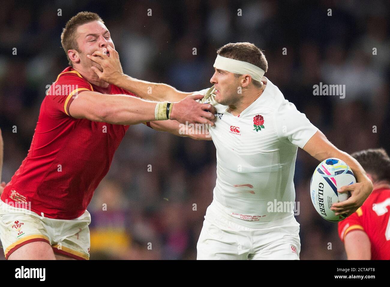 RICHARD WIGGLESWEORTH REMET Dan LYDIATE Angleterre / pays de Galles coupe du monde de Rugby 2015 Picture Credit : © Mark pain / Alamy Banque D'Images