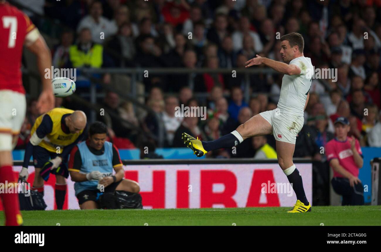 George Ford donne un coup de pied controversé au coin de la rue dans les dernières minutes sous l'ordre de Chris Robshaw. Angleterre contre pays de Galles RWC 2015. Pic : Mark douleur Banque D'Images