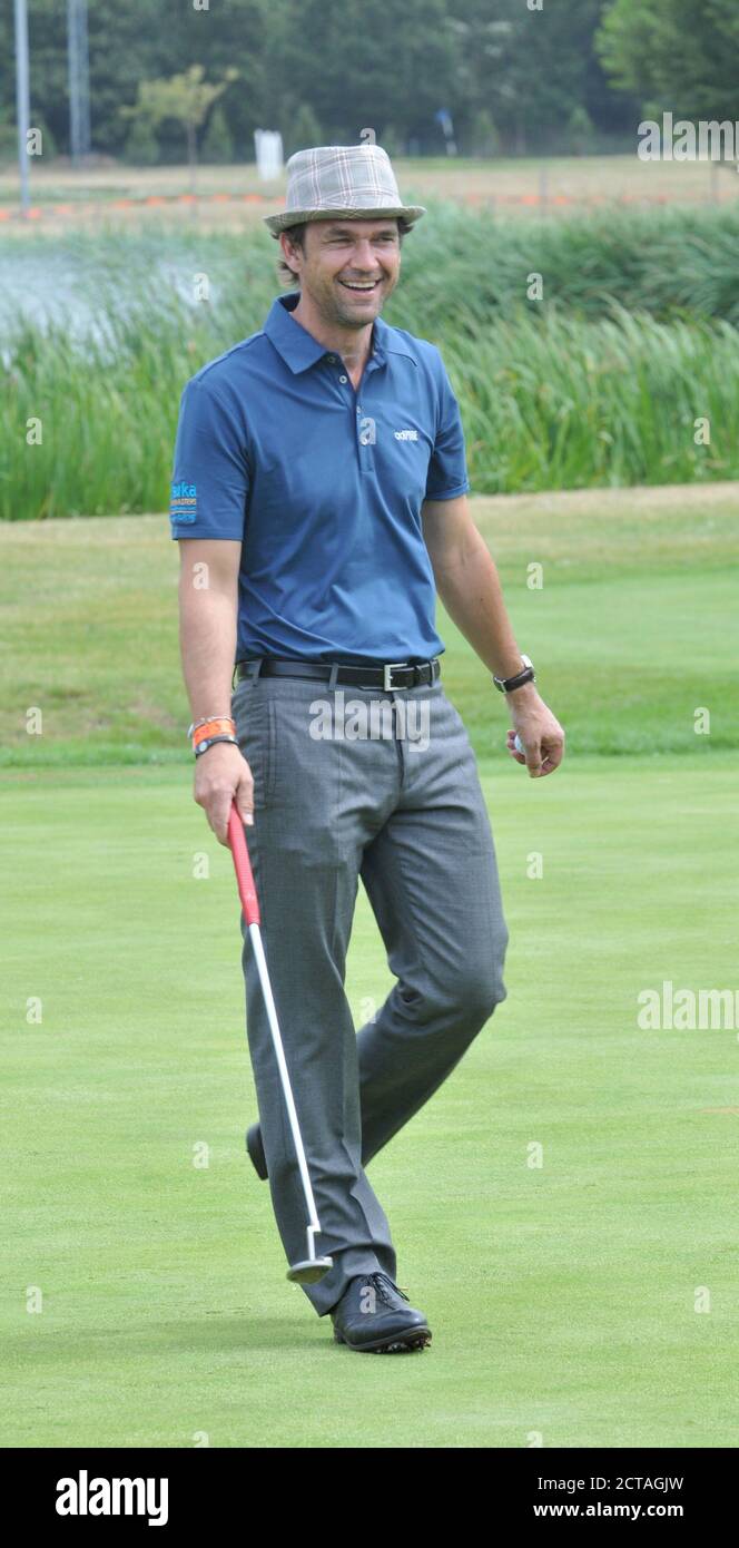 CHISWICK, LONDRES, ROYAUME-UNI : 16 JUILLET 2010. L'acteur écossais Dougrey Scott participe au Golf Mini-Masters de la Charité Leuka au parcours de golf de Dukes Meadows Banque D'Images