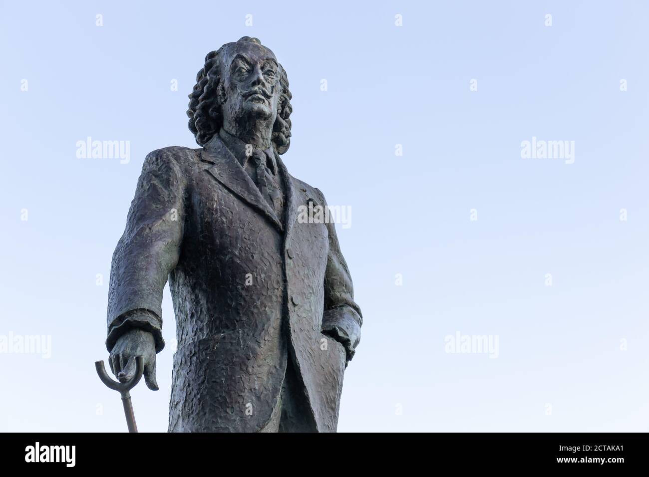 CADAQUES, ESPAGNE-8 AOÛT 2020 : debout de Salvador Dali avec la statue de canne de Joaquim Ros i Sabate Banque D'Images
