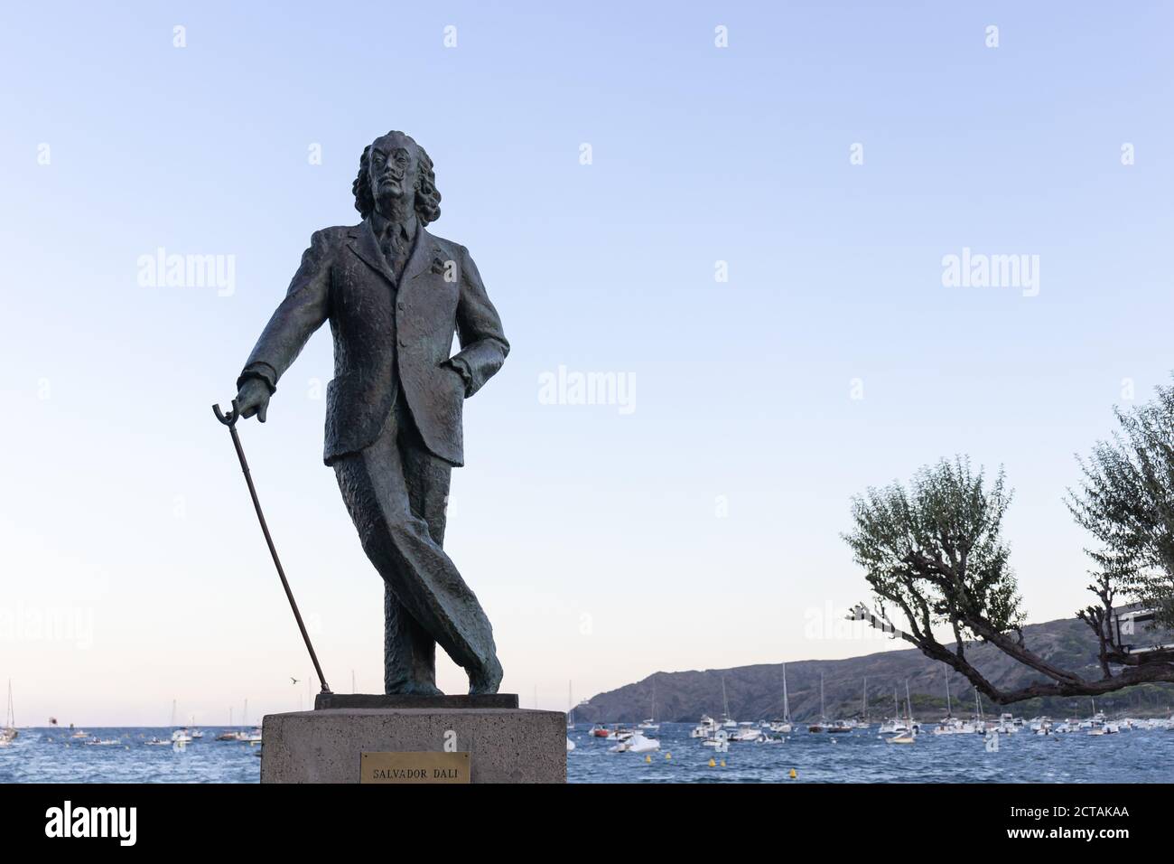 CADAQUES, ESPAGNE-8 AOÛT 2020 : debout de Salvador Dali avec la statue de canne de Joaquim Ros i Sabate Banque D'Images