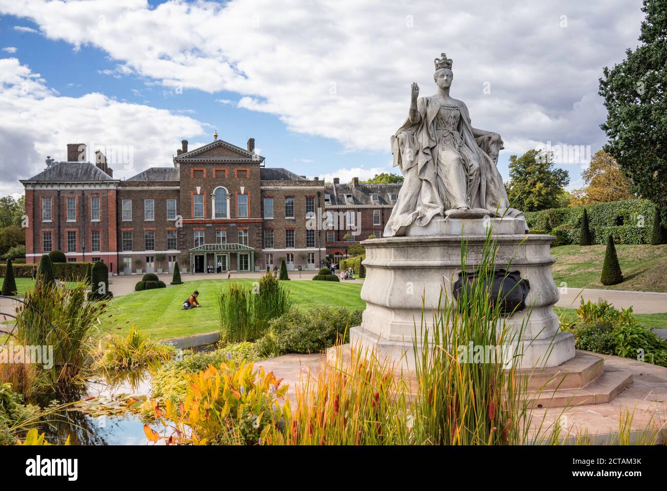 Le palais de Kensington est une résidence royale dans les jardins de Kensington, dans le Royal Borough de Kensington et Chelsea, à Londres, en Angleterre. Il a été un res Banque D'Images