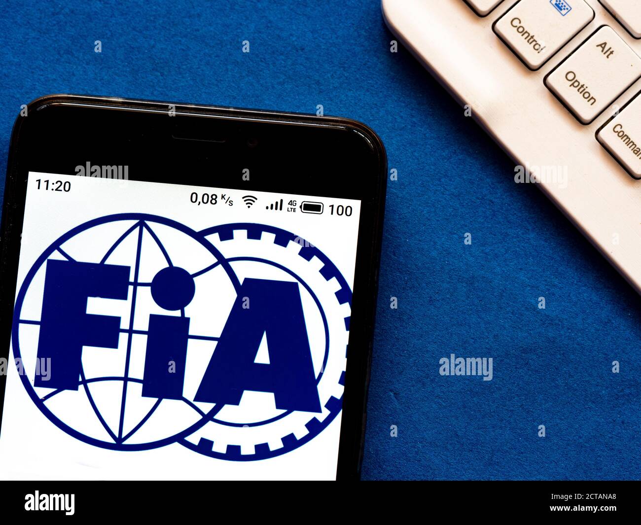 Dans cette photo, une Fédération internationale de l'automobile (FIA) le logo s'affiche sur un smartphone Banque D'Images