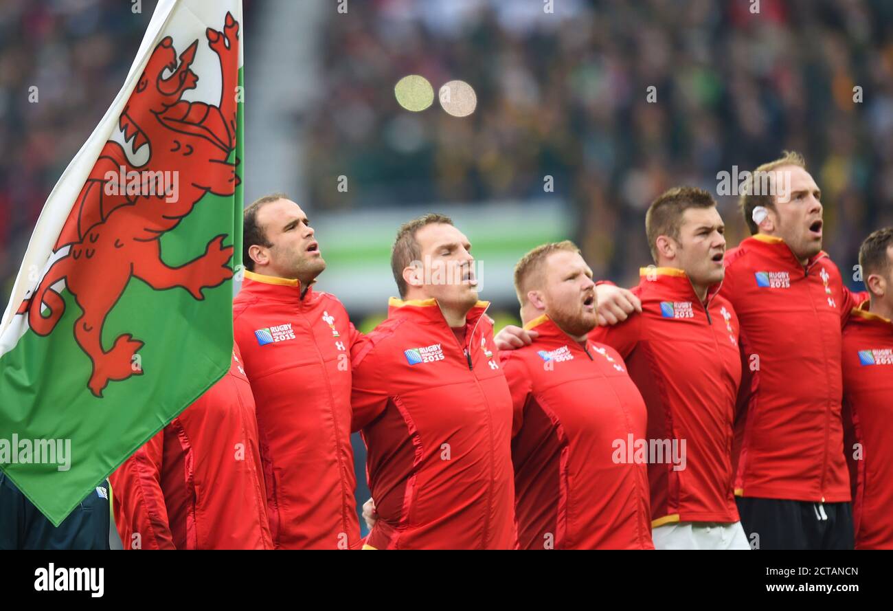 L'ÉQUIPE GALLOISE CHANTE L'HYMNE NATIONAL pays de Galles / Afrique du Sud quart final RWC 2015 IMAGE : MARK PAIN / ALAMY Banque D'Images
