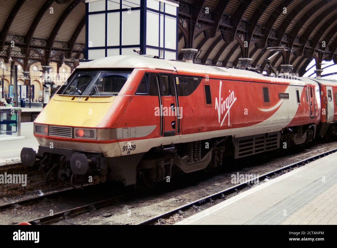 York, Royaume-Uni - avril 2018 : une locomotive électrique Virgin train (classe 91) à la gare de York pour le service express de passagers. Banque D'Images