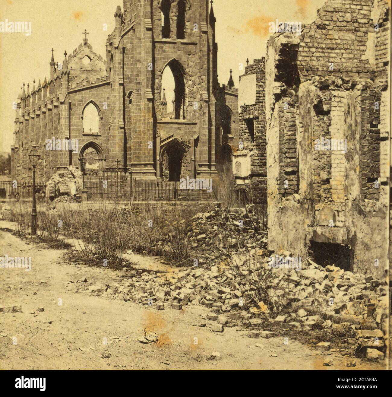 Ruines de la cathédrale catholique, Charleston, S. C. vue de face, E. & H.T. Anthony (firme), Brady, Mathew B. (1823 (ca.)-1896), 1861, États-Unis Banque D'Images
