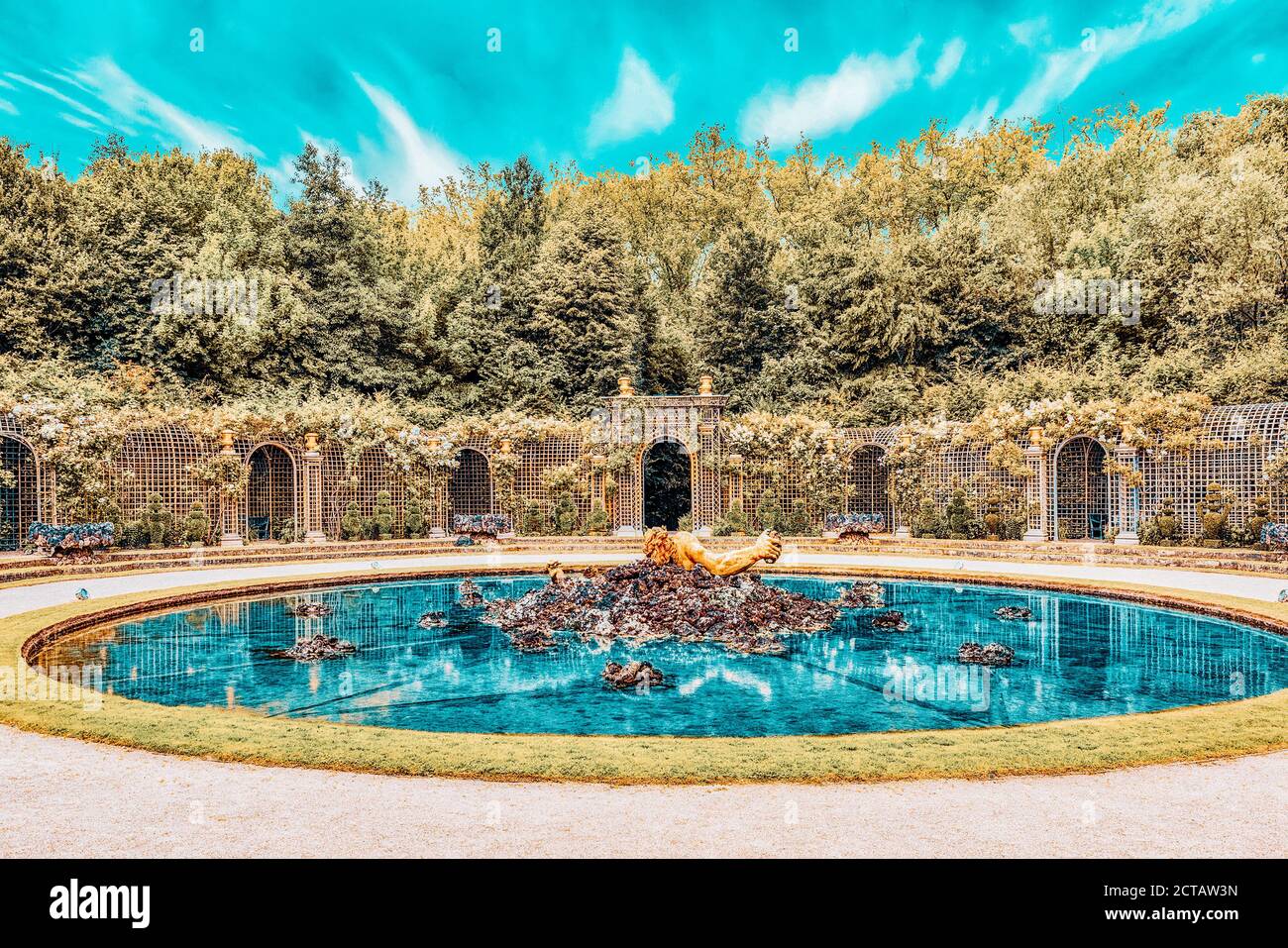 VERSAILLES, FRANCE - Juillet 02, 2016 : Escalade fontaine dans un magnifique parc en Europe - Versailles. France Banque D'Images