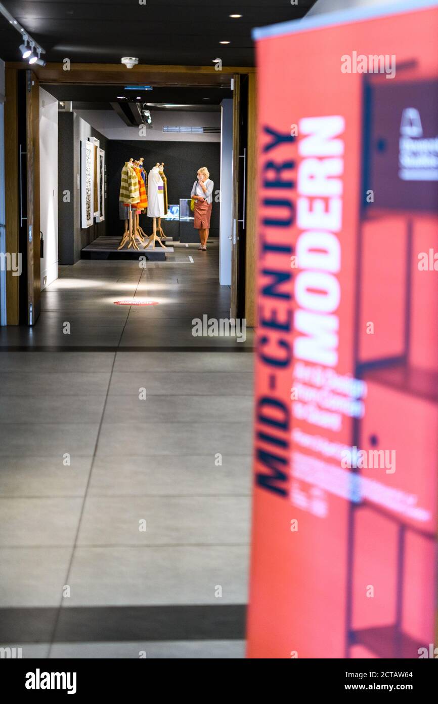 Samedi 19 septembre 2020. Édimbourg, Royaume-Uni. Visiteurs de l’exposition actuelle des Dovecot Studios “Mid-Century Modern: Art & Design de Conran à Quant”. Les visiteurs sont actuellement autorisés à visiter les restrictions de sécurité de Covid-19 en place et l'exposition se déroule jusqu'au 9 janvier 2021. L'exposition "Mid-Century Modern: Art & Design de Conran à Quant" présente le design, la mode et l'art d'un groupe de jeunes architectes, designers, photographes et artistes radicaux. Banque D'Images