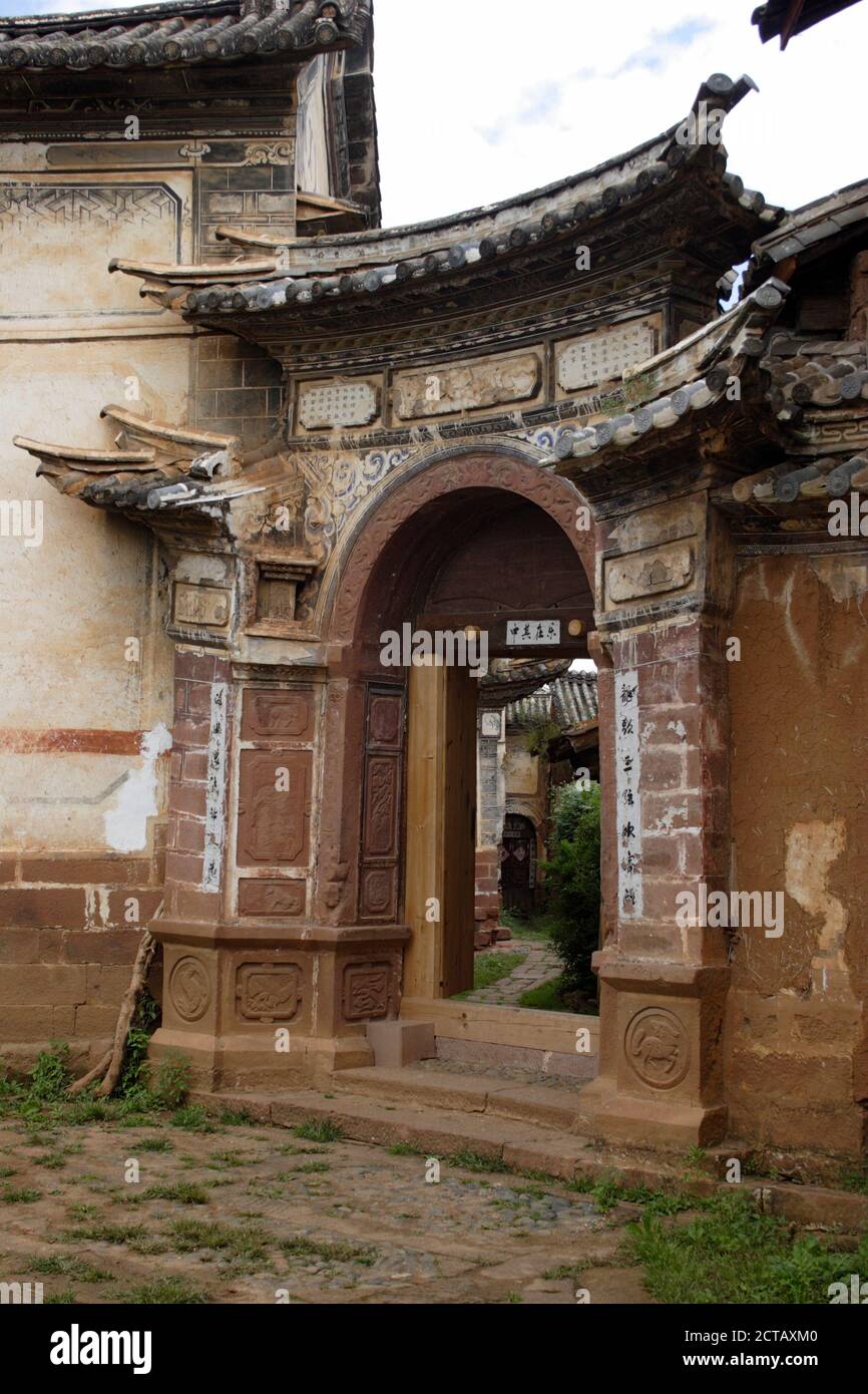 Porte décorée, vieille ville de Shaxi, province du Yunnan, Chine 11 octobre 2005 Banque D'Images