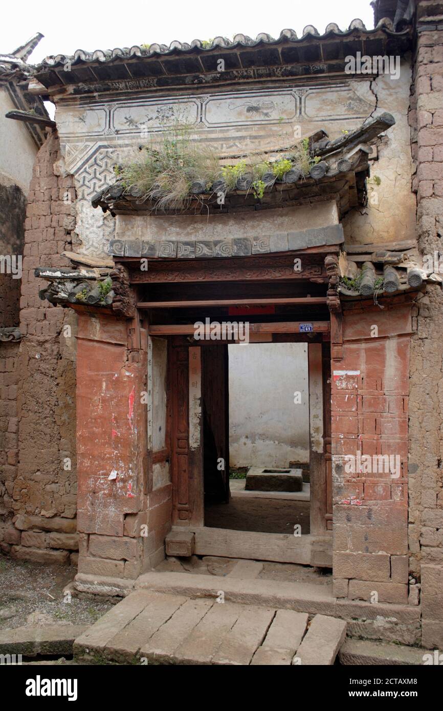 Porte décorée, vieille ville de Shaxi, province du Yunnan, Chine 11 octobre 2005 Banque D'Images