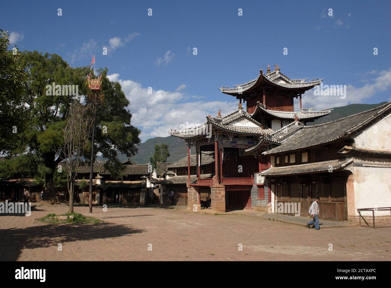 Place principale et théâtre, vieille ville de Shaxi, province du Yunnan, Chine 11 octobre 2005 Banque D'Images