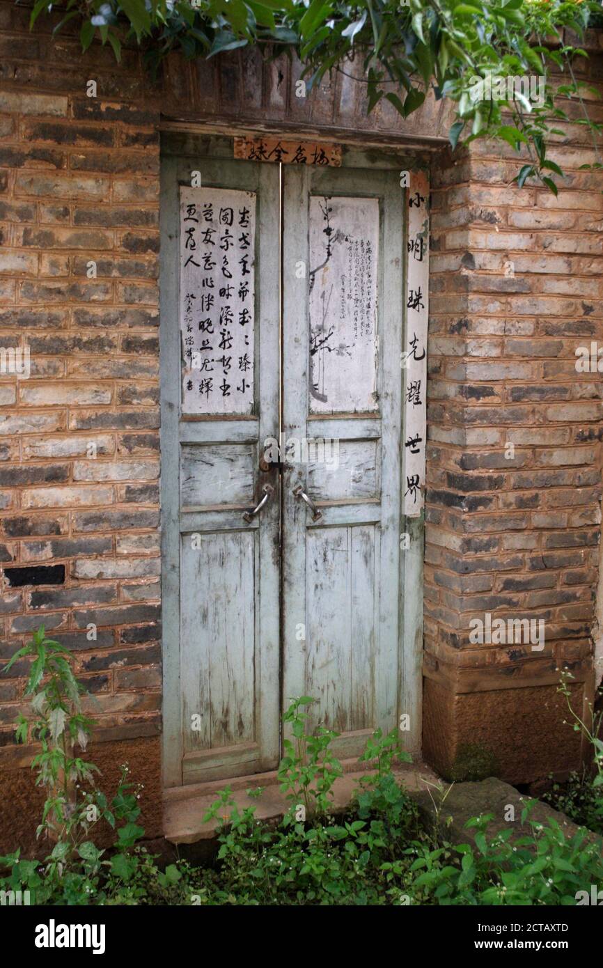 Porte avec peinture, vieille ville de Shaxi, province du Yunnan, Chine 11 octobre 2005 Banque D'Images