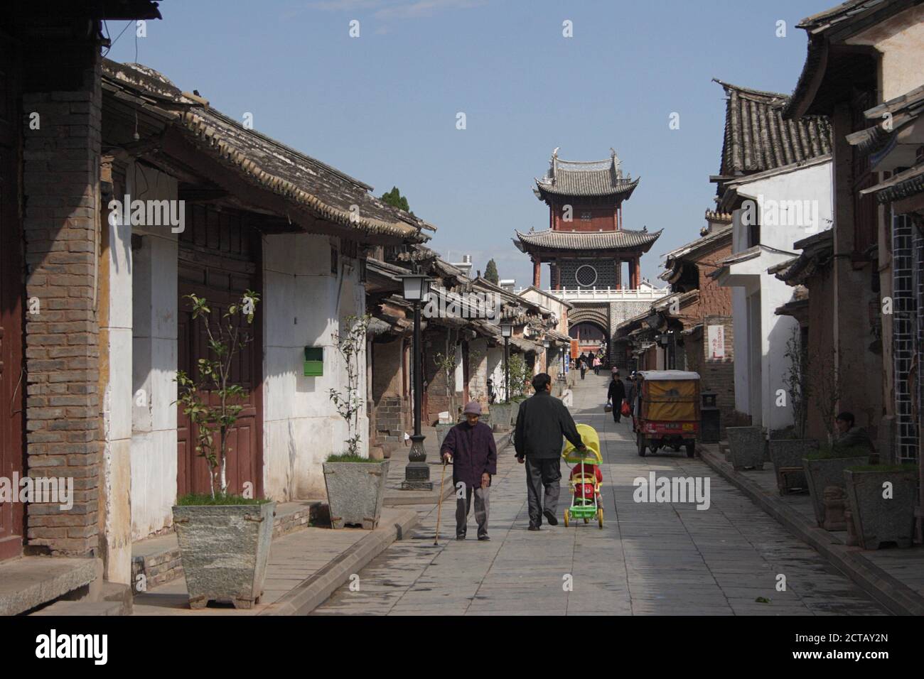 Vue de la ruelle dans la vieille ville de Weishan, province du Yunnan, Chine 8 avril 2006 Banque D'Images