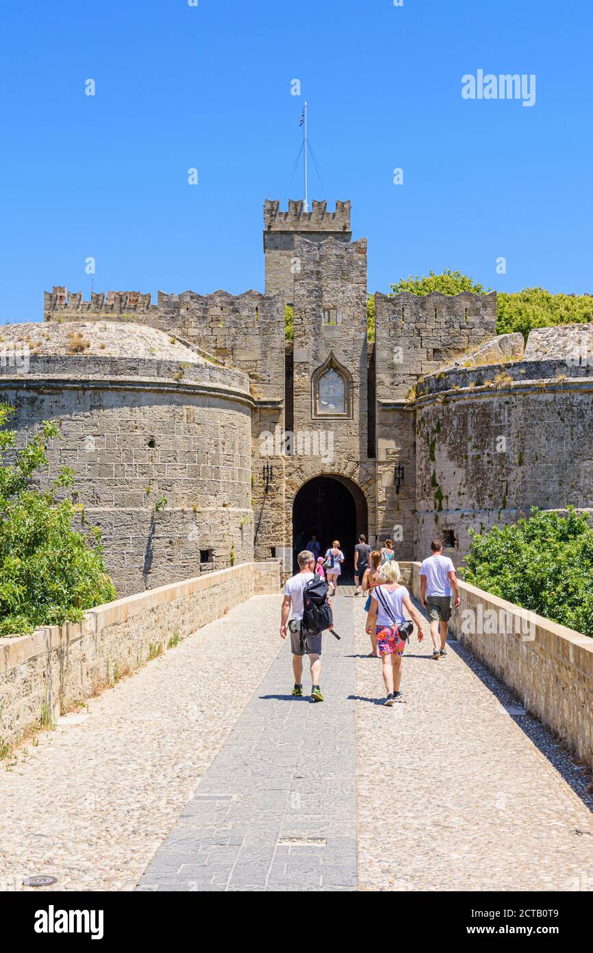 Les touristes entrant dans la cité médiévale de Rhodes porte Amboise Château, la vieille ville de Rhodes, l'île de Rhodes, Grèce Banque D'Images