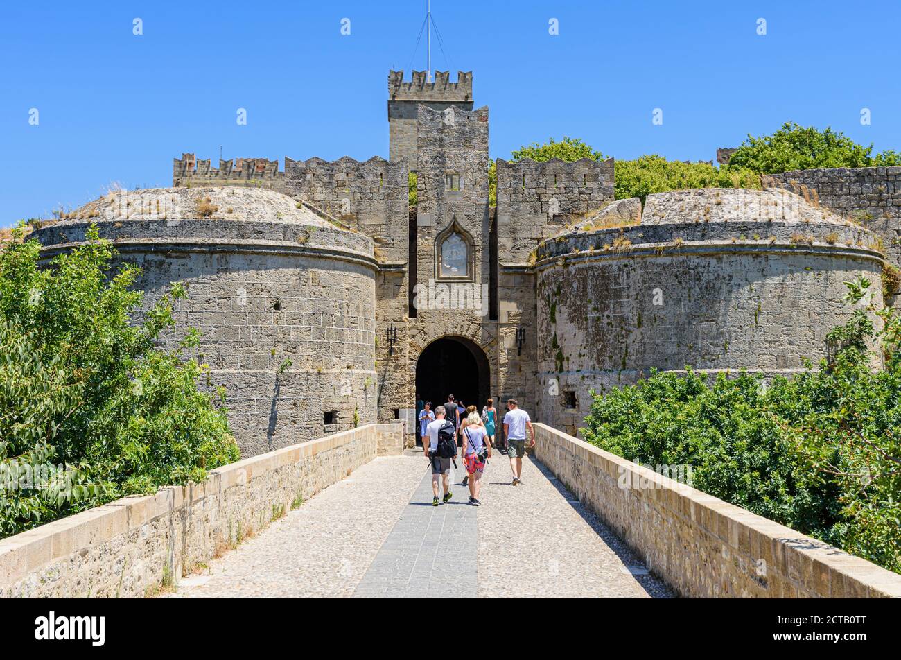 Les touristes entrant dans la cité médiévale de Rhodes porte Amboise Château, la vieille ville de Rhodes, l'île de Rhodes, Grèce Banque D'Images