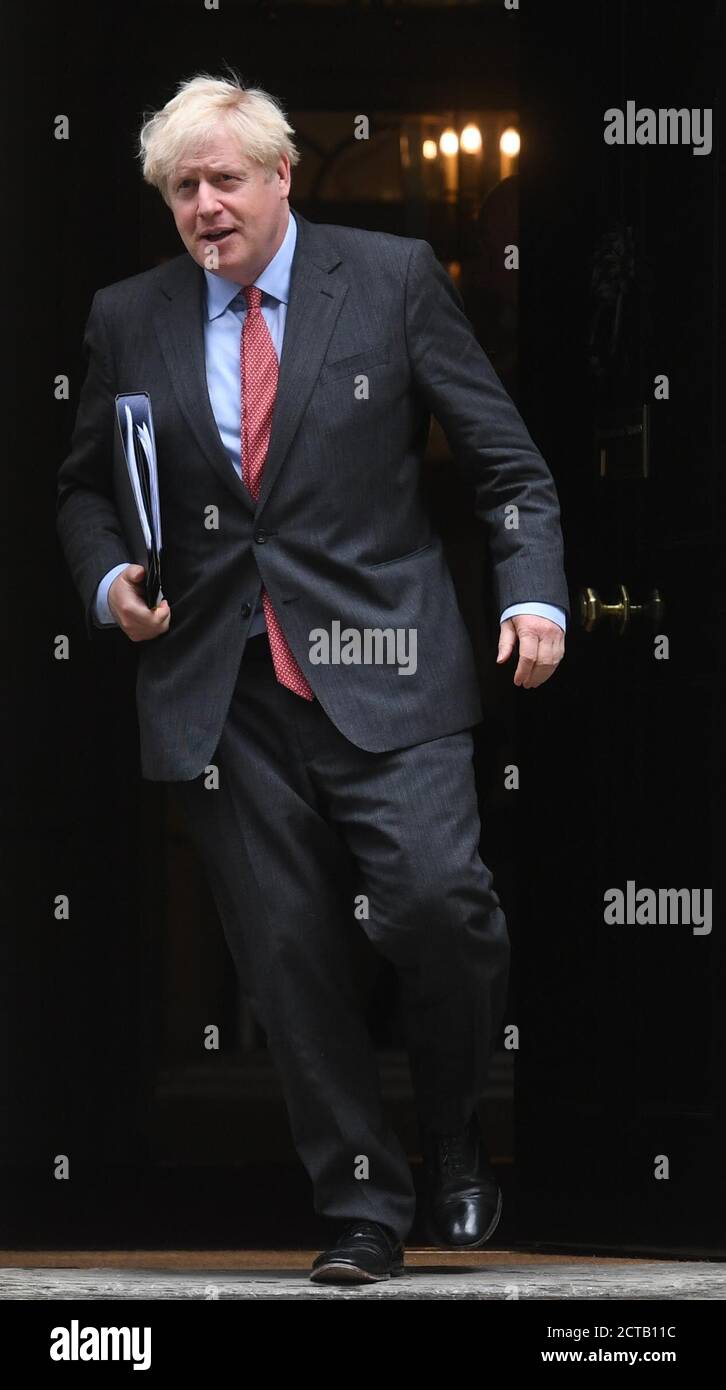 Le Premier ministre Boris Johnson quitte le 10 Downing Street, Westminster (Londres) pour faire une déclaration aux députés à la Chambre des communes sur la dernière situation de la pandémie du coronavirus. Banque D'Images