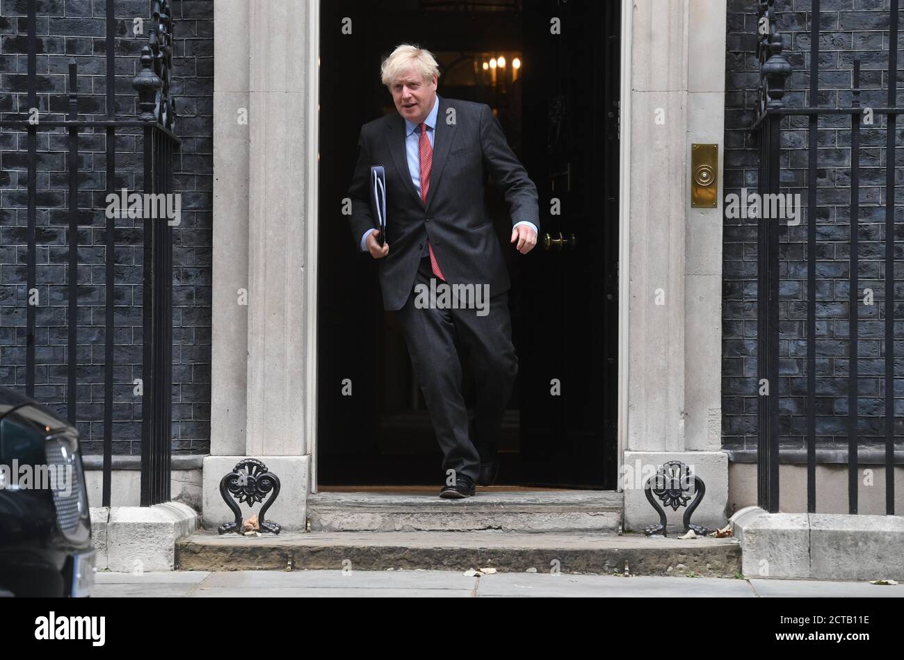 Le Premier ministre Boris Johnson quitte le 10 Downing Street, Westminster (Londres) pour faire une déclaration aux députés à la Chambre des communes sur la dernière situation de la pandémie du coronavirus. Banque D'Images