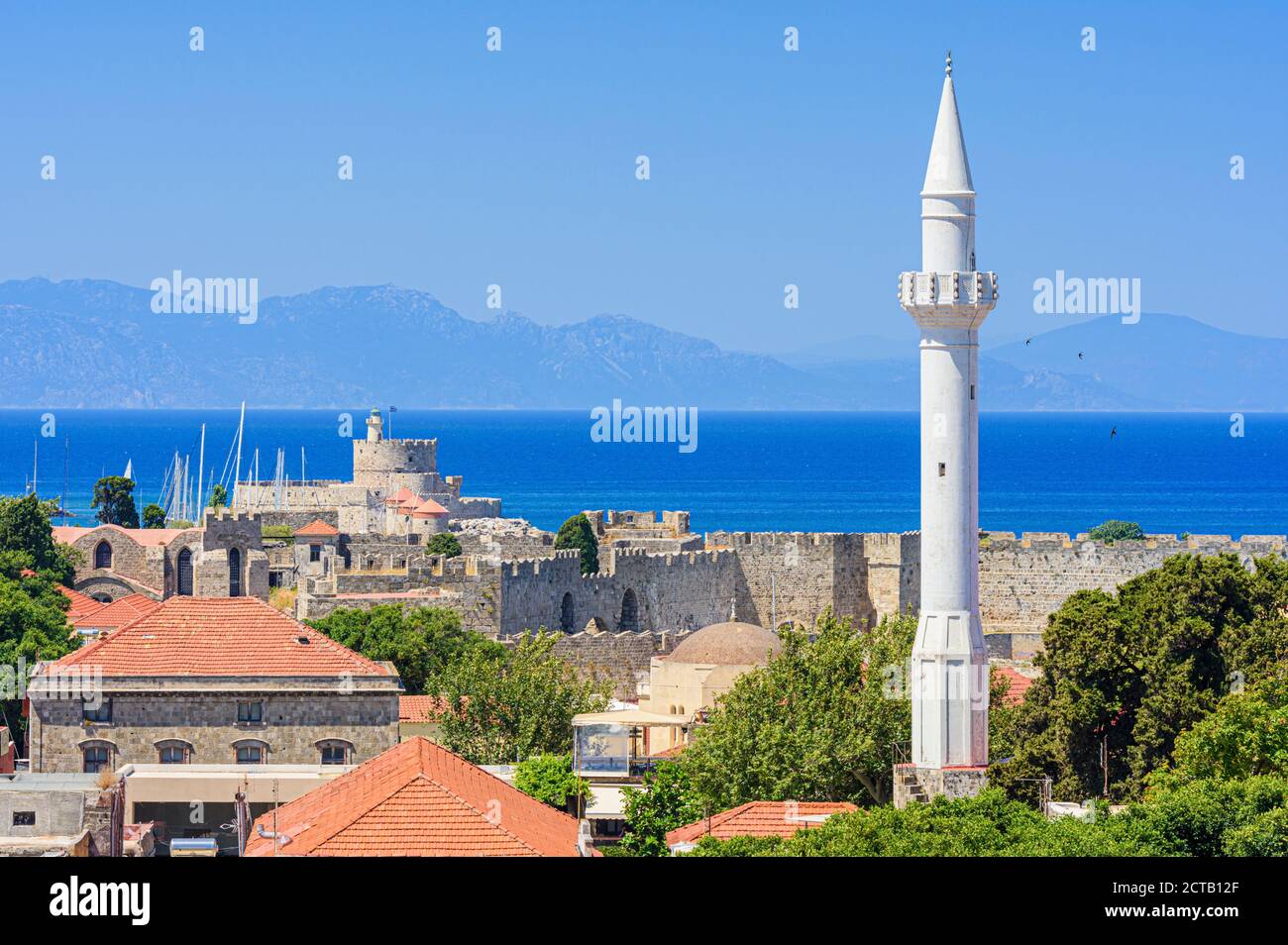 Vue sur la mer et les vieux murs médiévaux de la ville de Rhodes surplombé par le minaret de la mosquée Ibrahim Pasha à Rhodes, Grèce Banque D'Images