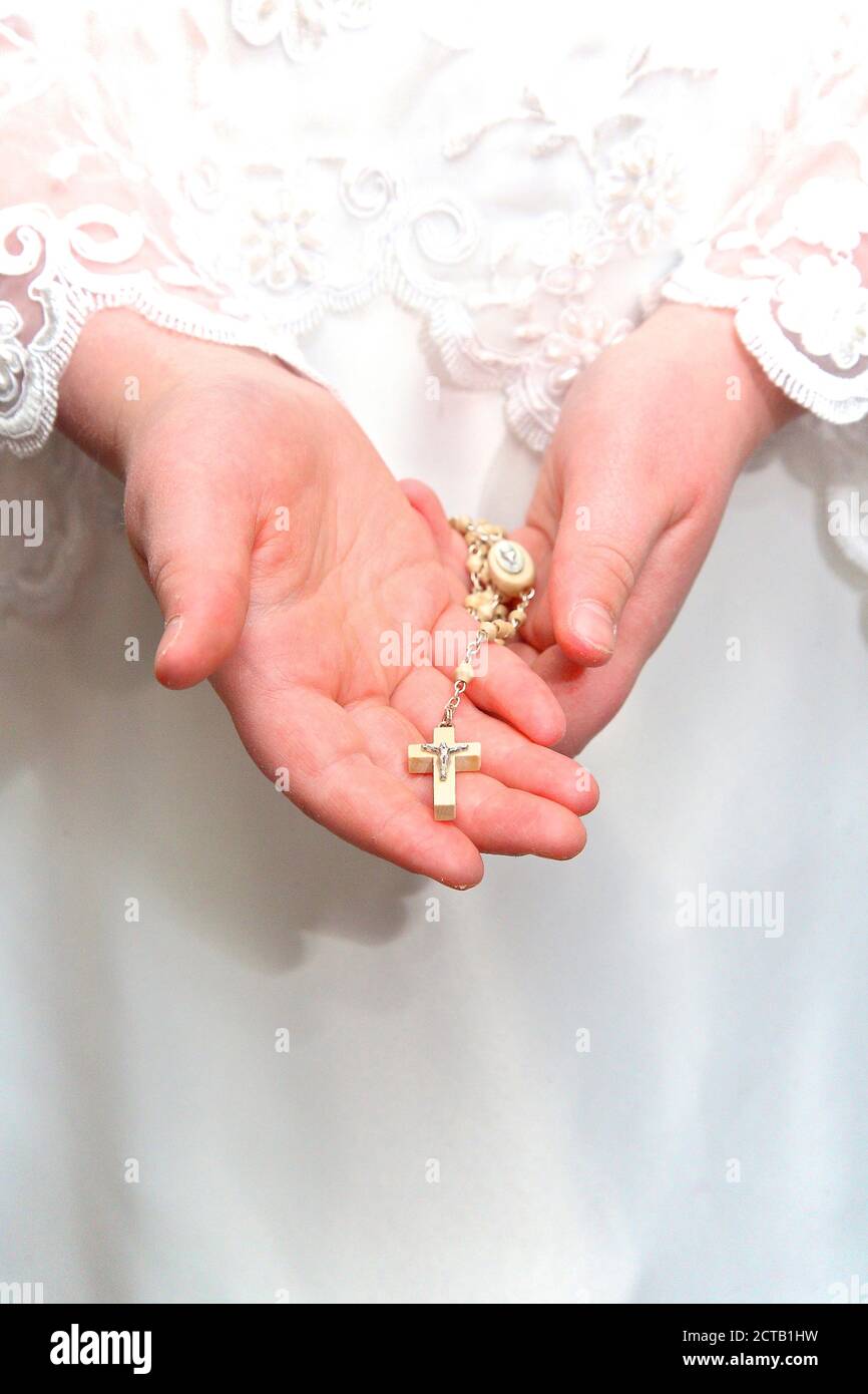 sainte communion fille tenant la croix religieuse Photo Stock - Alamy