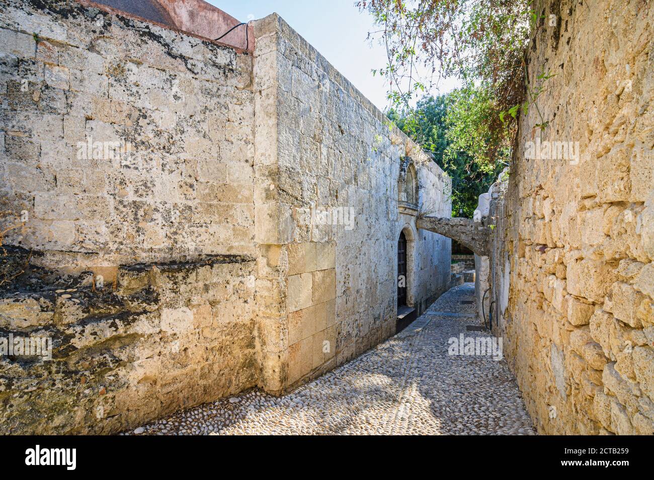 Église byzantine de Saint Michel dans les rues pavées de la vieille ville de Rhodes, Dodécanèse, Grèce Banque D'Images