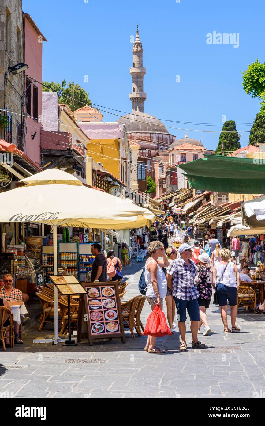 La rue commerçante touristique de Socratous, surplombée par la mosquée de Suleiman, la ville de Rhodes, l'île de Rhodes, le Dodécanèse, la Grèce Banque D'Images