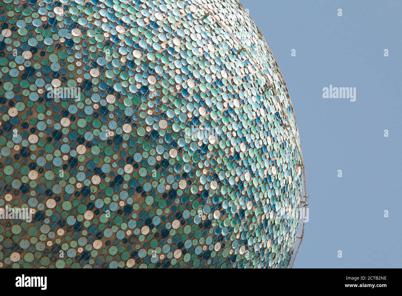 Le site emblématique de Kuwait Towers en gros plan avec ses disques en émail bleu en détail. Banque D'Images