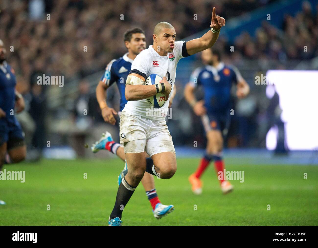 LUTHER BURRELL CHARGE ET POINTE VERS L'AIR CÉLÉBRATION COMME IL MARQUE UN ESSAI FRANCE / ANGLETERRE SIX CHAMPIONNAT DES NATIONS STADE DE FRANCE - Banque D'Images