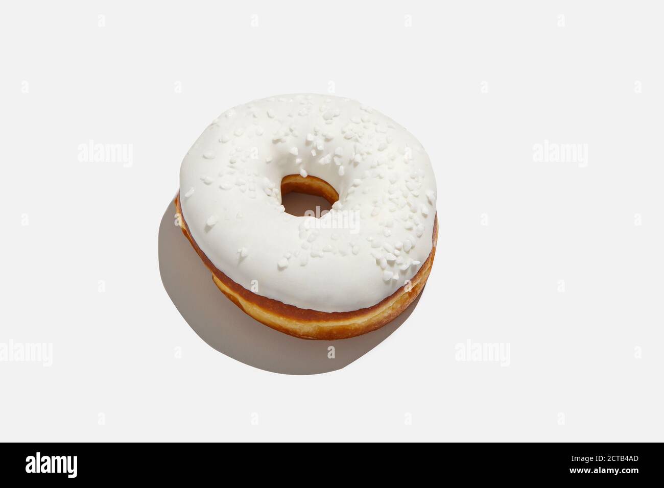 Gâteau de boulangerie, délicieux junk nourriture et des bonbons pour la livraison à la maison. Beignet appétissant avec glaçure blanche dans un menu isolé sur fond blanc Banque D'Images