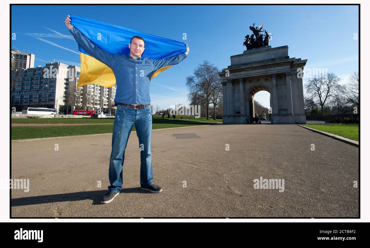 World Heavyweight Boxing Champion Wladimir Klitschko à Londres. Il porte une épingle ukrainienne sur son collier. Crédit photo : © MARK PAIN / ALAMY Banque D'Images